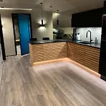 3, Penthouse. * אולדן