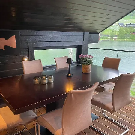 3, Penthouse.
